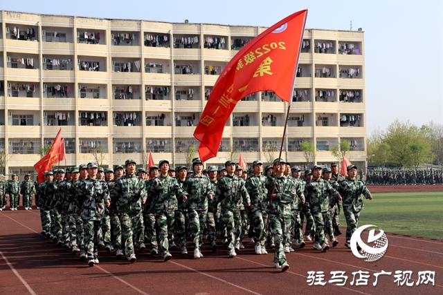 駐馬店職業(yè)技術(shù)學(xué)院舉行2022級新生軍訓(xùn)匯報表演暨表彰大會
