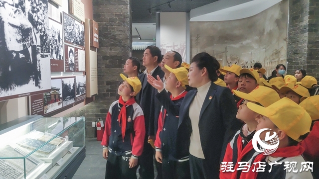 駐馬店實(shí)驗(yàn)小學(xué)開展“緬懷革命先烈 傳承紅色基因”清明祭掃活動(dòng)
