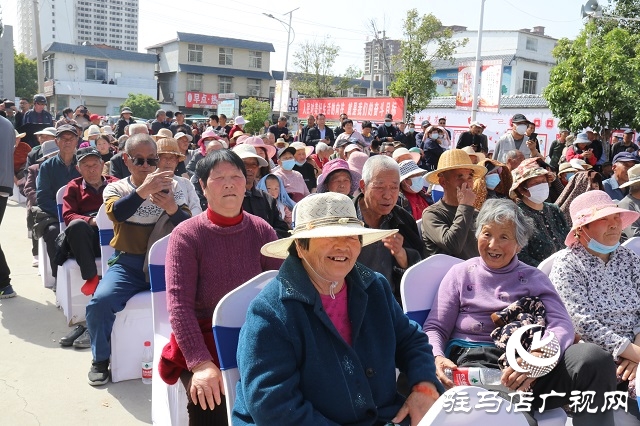 河南省戲劇家協(xié)會走進開發(fā)區(qū)關(guān)王廟鄉(xiāng)慰問演出