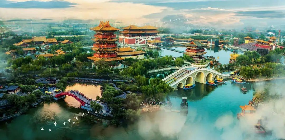 開(kāi)封清明上河園景區(qū)：五一共接待游客近40萬(wàn)人次，實(shí)現(xiàn)高質(zhì)量全面突破、高品質(zhì)完美收官！
