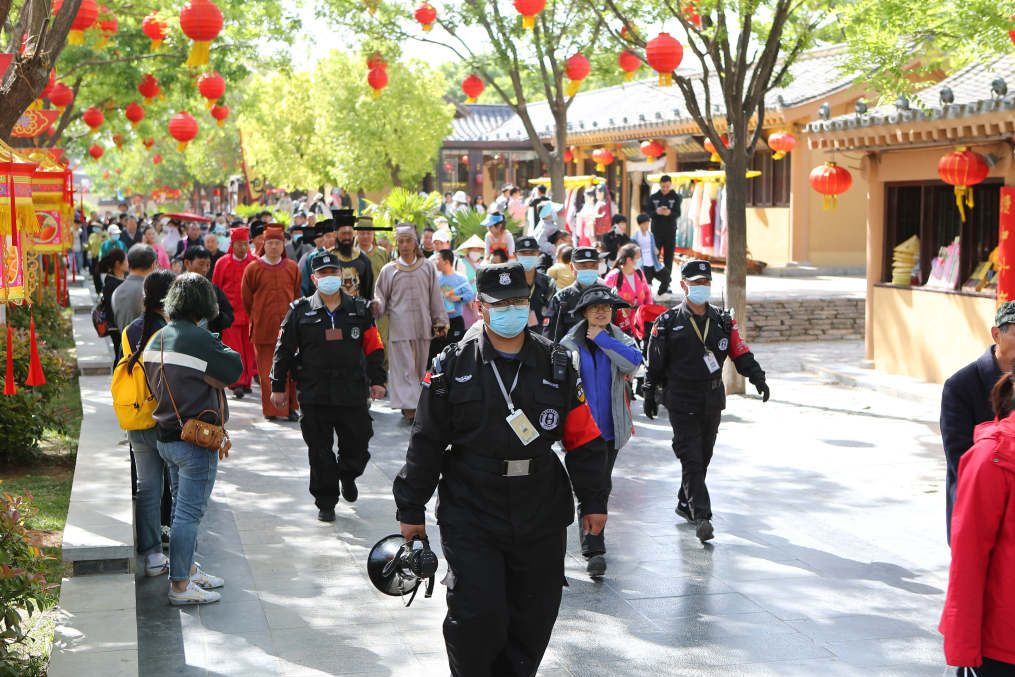 開(kāi)封清明上河園景區(qū)：五一共接待游客近40萬(wàn)人次，實(shí)現(xiàn)高質(zhì)量全面突破、高品質(zhì)完美收官！