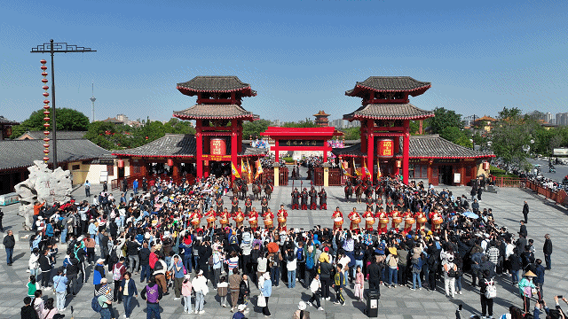 開(kāi)封清明上河園景區(qū)：五一共接待游客近40萬(wàn)人次，實(shí)現(xiàn)高質(zhì)量全面突破、高品質(zhì)完美收官！