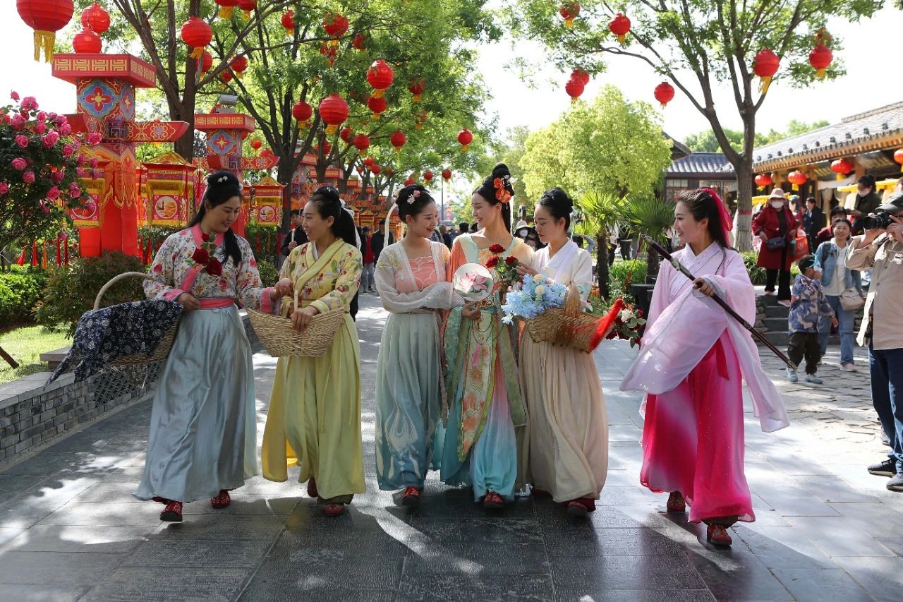 開(kāi)封清明上河園景區(qū)：五一共接待游客近40萬(wàn)人次，實(shí)現(xiàn)高質(zhì)量全面突破、高品質(zhì)完美收官！