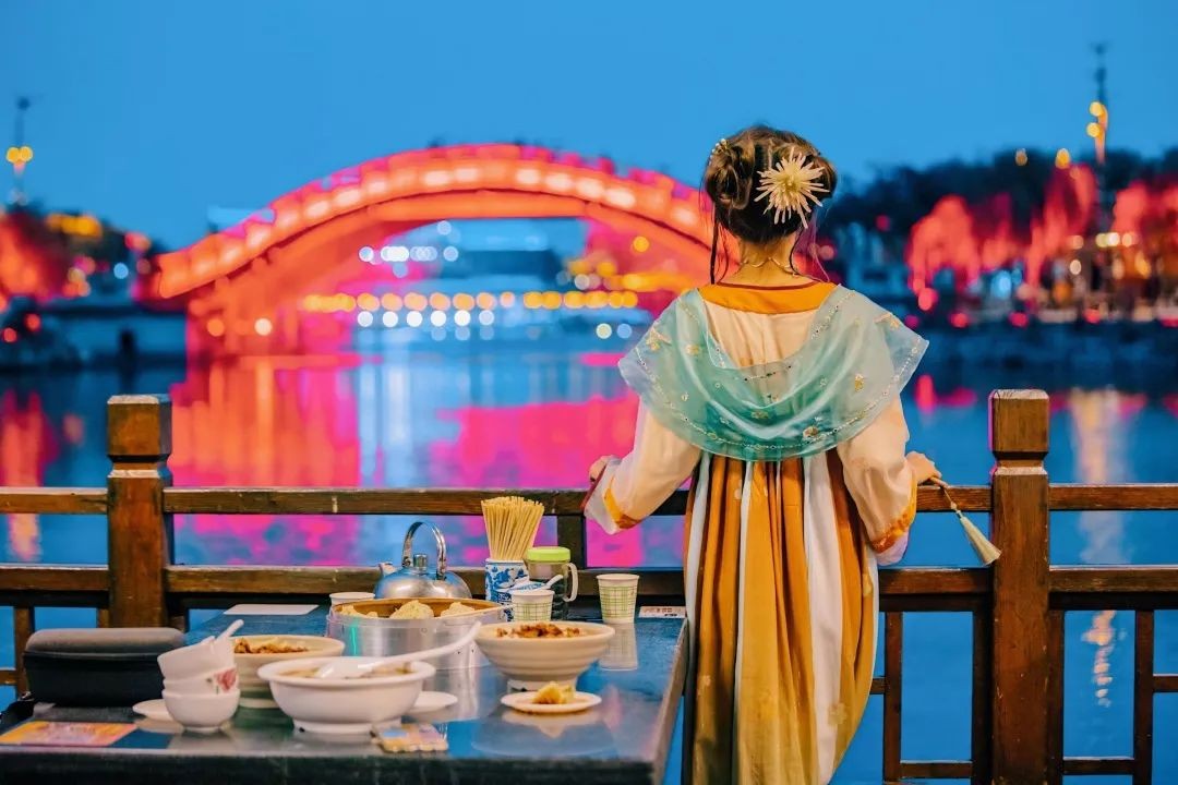 開(kāi)封清明上河園景區(qū)：五一共接待游客近40萬(wàn)人次，實(shí)現(xiàn)高質(zhì)量全面突破、高品質(zhì)完美收官！