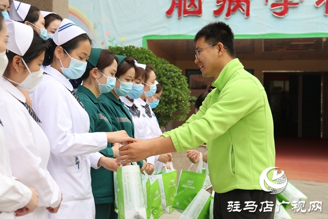 駐馬店一家餐飲企業(yè)為市中醫(yī)院醫(yī)護(hù)人員送上愛(ài)心禮物