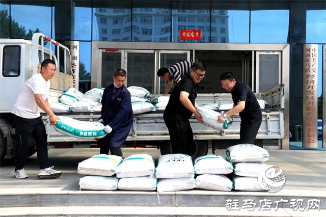 免費(fèi)發(fā)放肥料種子，暖心助力鄉(xiāng)村振興