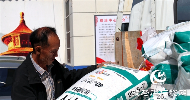 免費(fèi)發(fā)放肥料種子，暖心助力鄉(xiāng)村振興