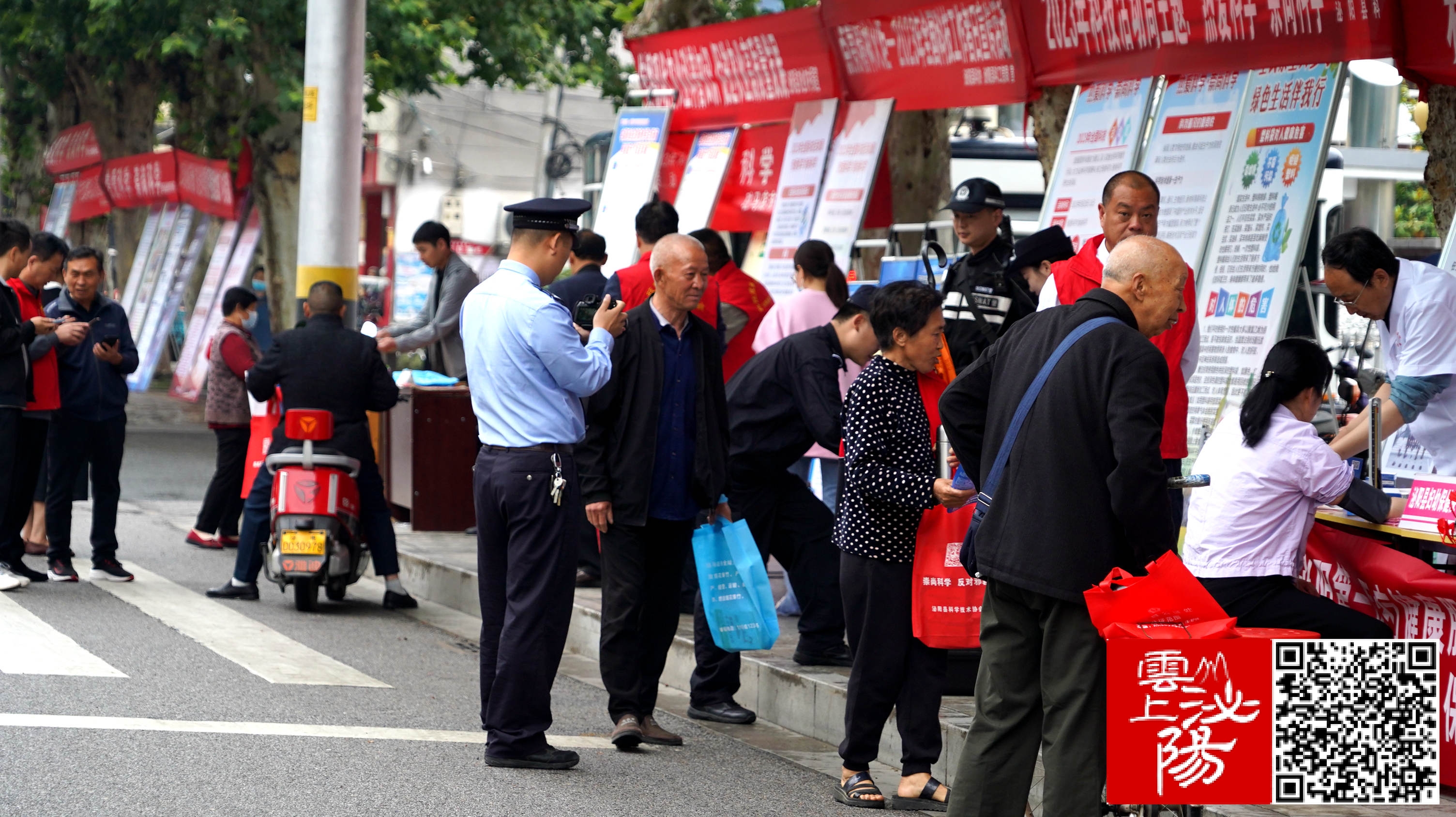泌陽縣開展“熱愛科學(xué) 崇尚科學(xué)”科技活動(dòng)周宣傳活動(dòng)