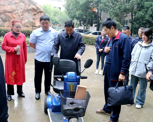 駐馬店經(jīng)濟(jì)開發(fā)區(qū)慈善總會(huì)向市老干部活動(dòng)中心捐贈(zèng)價(jià)值10萬元輔具