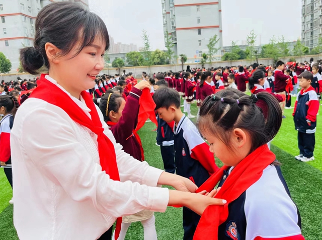 駐馬店實驗小學(xué)舉行新隊員入隊儀式