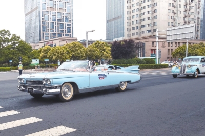 感受復(fù)古與新潮的經(jīng)典車(chē)魅力 30臺(tái)老爺車(chē)、100臺(tái)超級(jí)跑車(chē)上周末巡游鄭州街頭