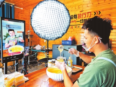 “蜜蜂哥”和他的甜蜜事業(yè)
