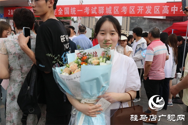青春不過(guò)時(shí) 畢業(yè)不散場(chǎng) 同窗三載 友誼永在