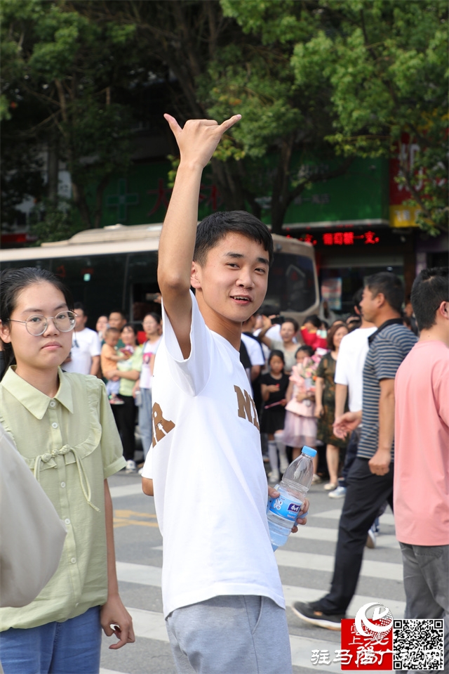 高考結(jié)束了！看泌陽考點這些溫暖瞬間
