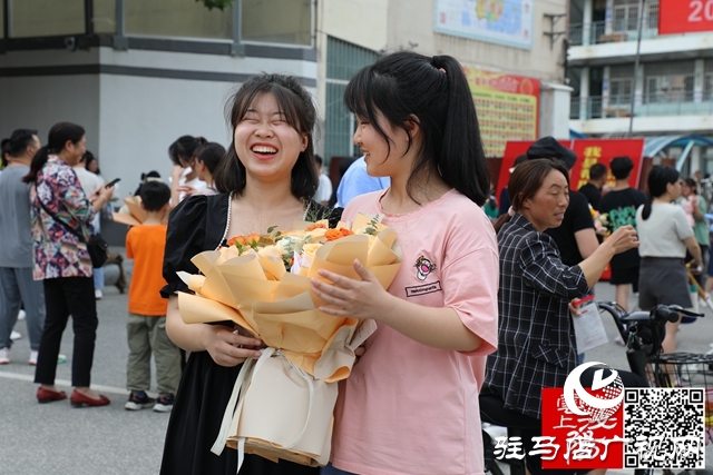 高考結(jié)束了！看泌陽考點這些溫暖瞬間