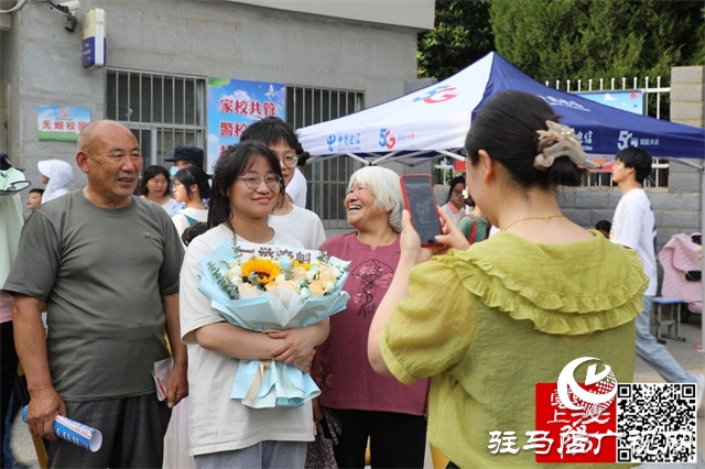 高考結(jié)束了！看泌陽考點這些溫暖瞬間