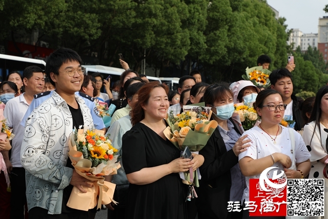 高考結(jié)束了！看泌陽考點這些溫暖瞬間