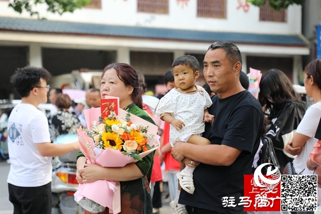 高考結(jié)束了！看泌陽考點這些溫暖瞬間