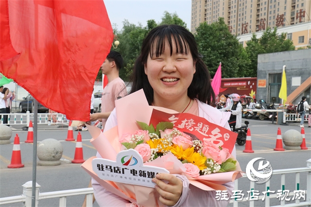 青春不過(guò)時(shí) 畢業(yè)不散場(chǎng) 同窗三載 友誼永在