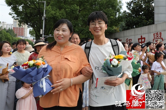 高考結(jié)束了！看泌陽考點這些溫暖瞬間