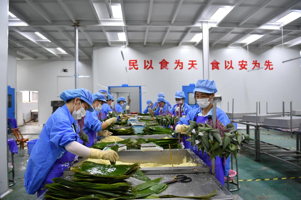 包粽子、造龍舟、收艾葉——汨羅江畔迎端午