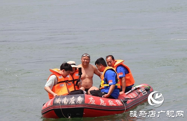 駐馬店:水天一色泳友劈波斬浪 蛟龍護(hù)衛(wèi)暢游開(kāi)心愜意