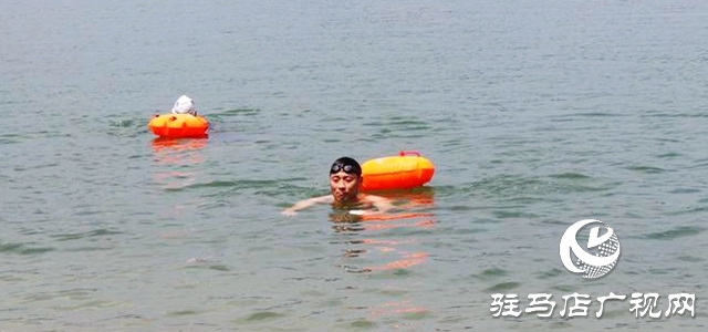 駐馬店:水天一色泳友劈波斬浪 蛟龍護(hù)衛(wèi)暢游開(kāi)心愜意
