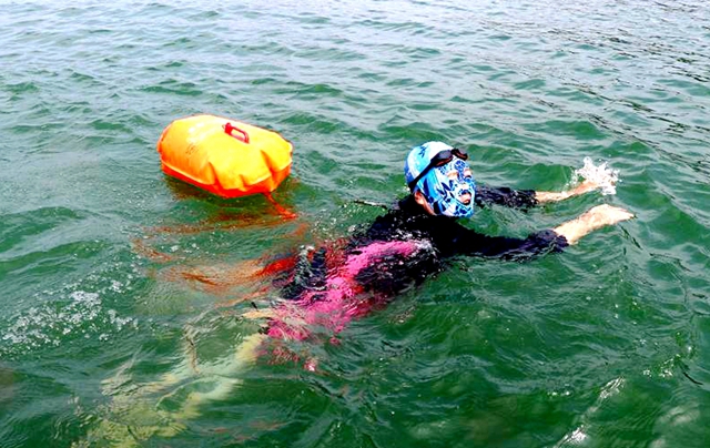 駐馬店：水天一色泳友劈波斬浪 蛟龍護(hù)衛(wèi)暢游開(kāi)心愜意