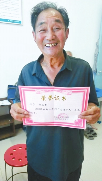 74歲河南老人柳玉春：5戰(zhàn)高考終于考上大學，真正地活到老學到老