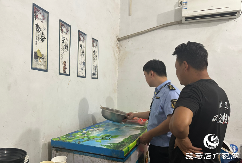 泌陽縣郭集鎮(zhèn)市場監(jiān)管所開展夜市檢查，守護(hù)人間“煙火氣”