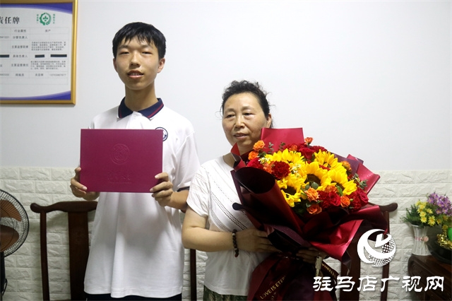 駐馬店市區(qū)首封清華大學(xué)高考錄取通知書送達！