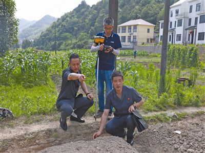 烈日下，農(nóng)田邊界糾紛調(diào)解了