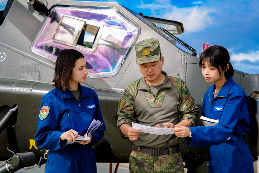 又美又颯！陸軍首批“00后”女飛行員入列“英雄陸航旅”