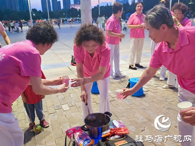 熱心隊員在炎炎夏日里送一絲清涼