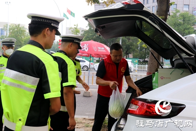 愛(ài)心企業(yè)助農(nóng) 為一線(xiàn)工作者送清涼