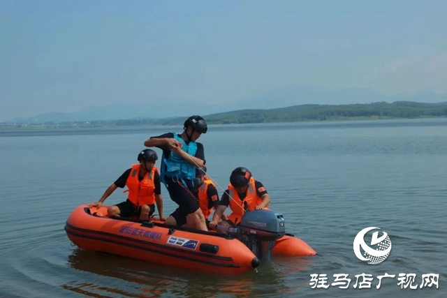 泌陽(yáng)縣公安部門開展防汛應(yīng)急救援演練