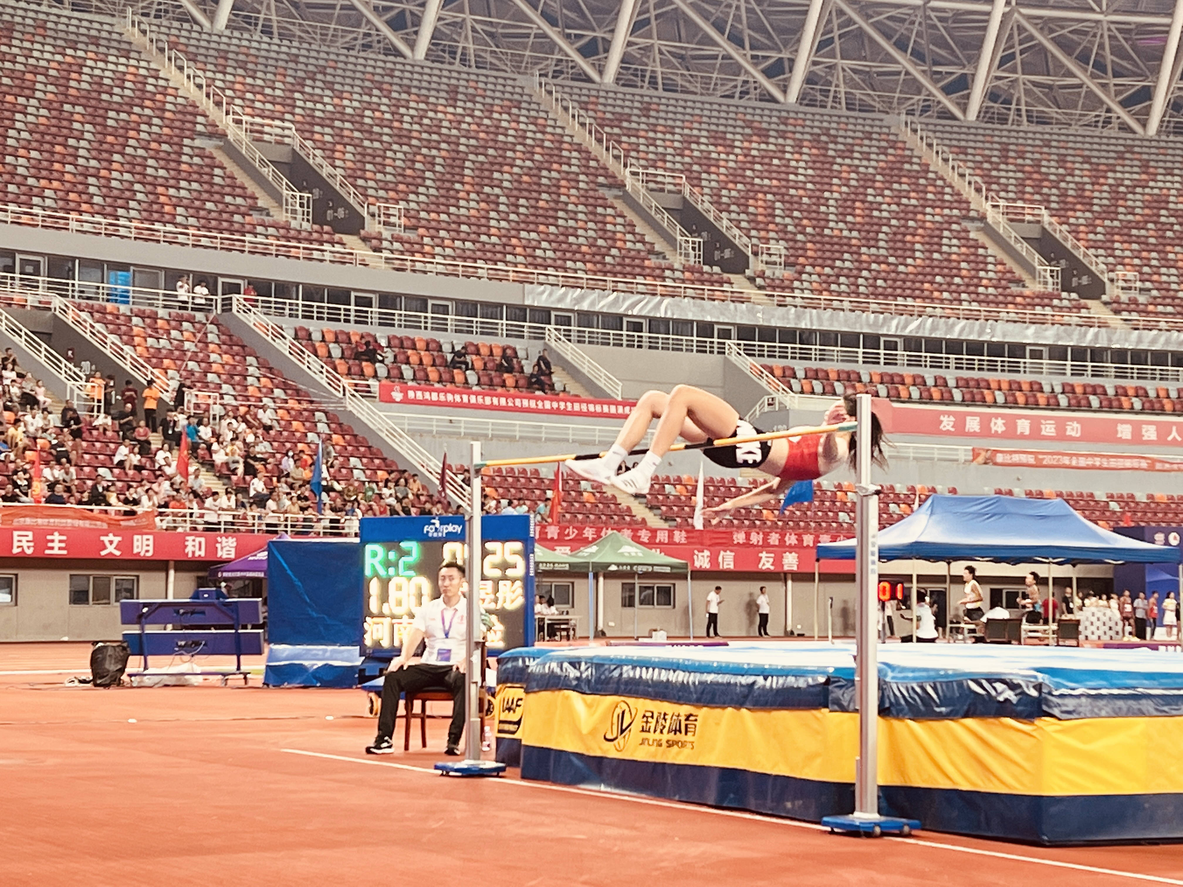河南高中生跳高比賽打破國(guó)內(nèi)塵封11年紀(jì)錄 網(wǎng)友:自古英雄出少年