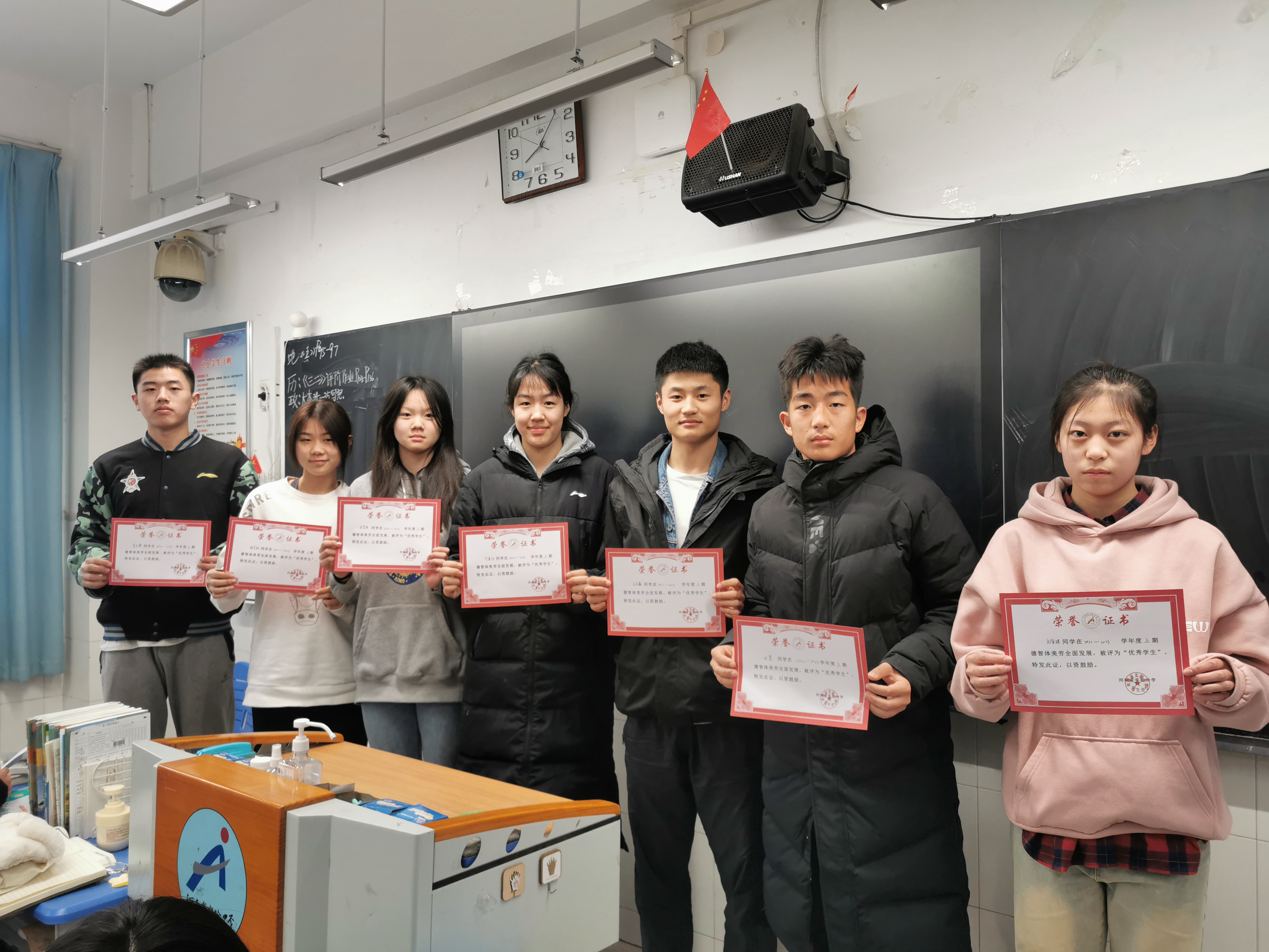 河南高中生跳高比賽打破國(guó)內(nèi)塵封11年紀(jì)錄 網(wǎng)友:自古英雄出少年