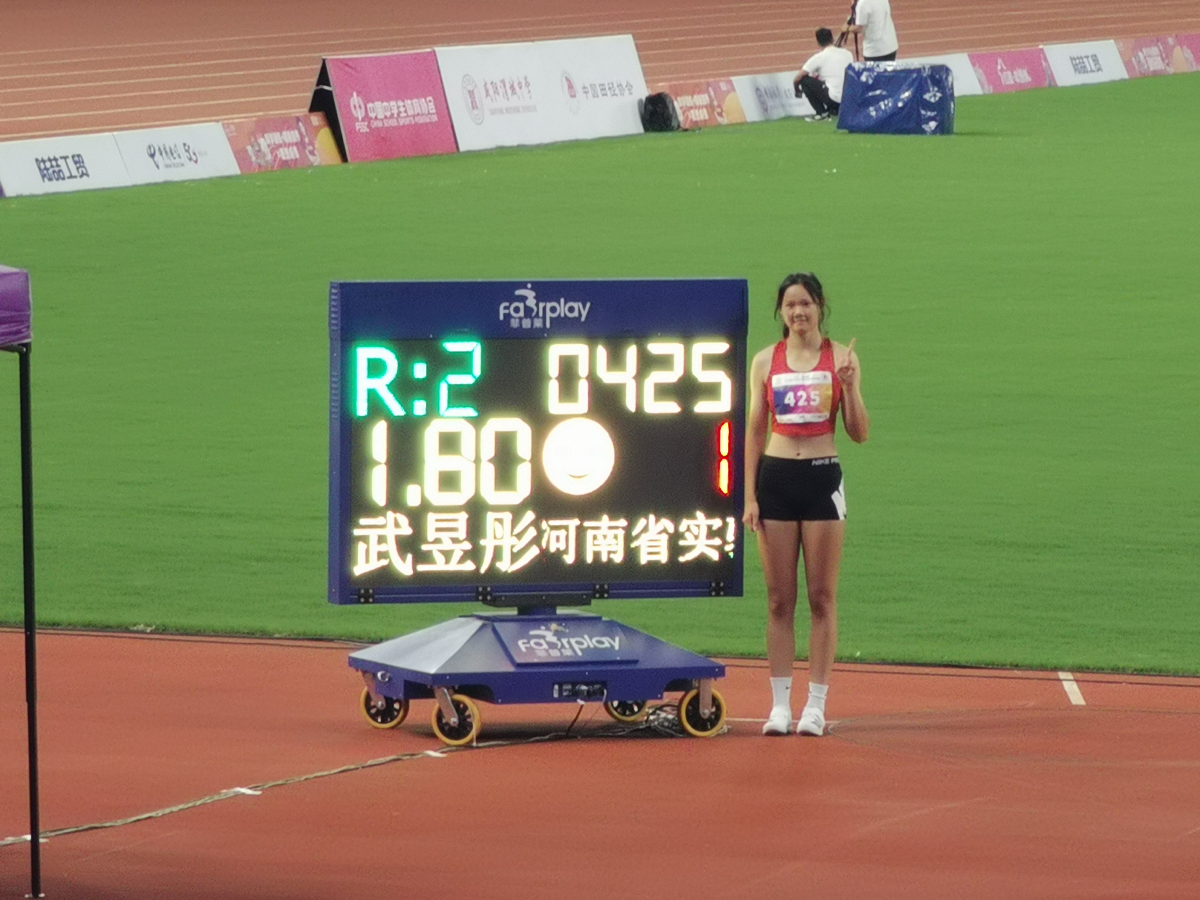 河南高中生跳高比賽打破國(guó)內(nèi)塵封11年紀(jì)錄 網(wǎng)友:自古英雄出少年