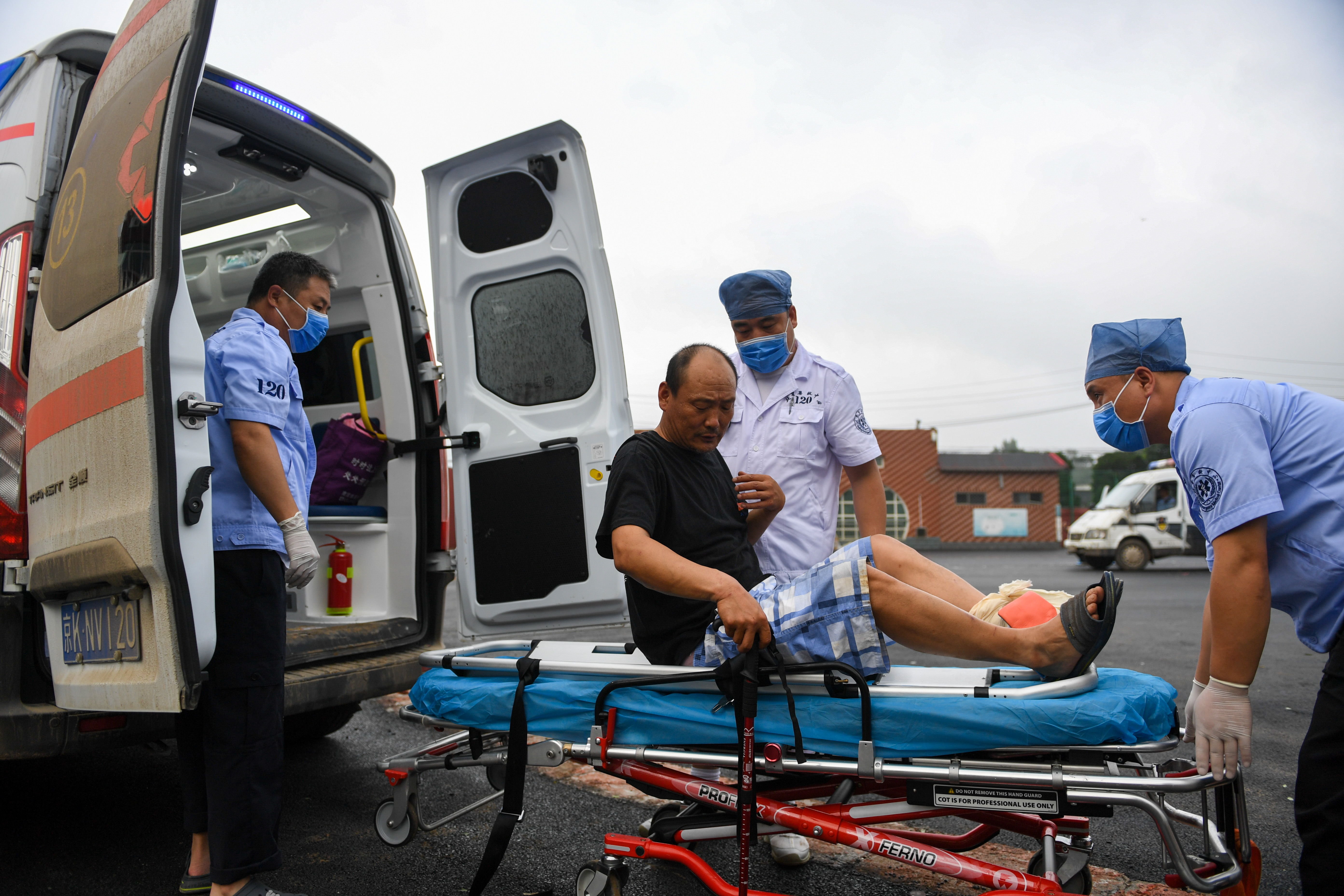 新華全媒+|勇?lián)】凳姑?，鑄就時代新功——寫在第六個中國醫(yī)師節(jié)到來之際