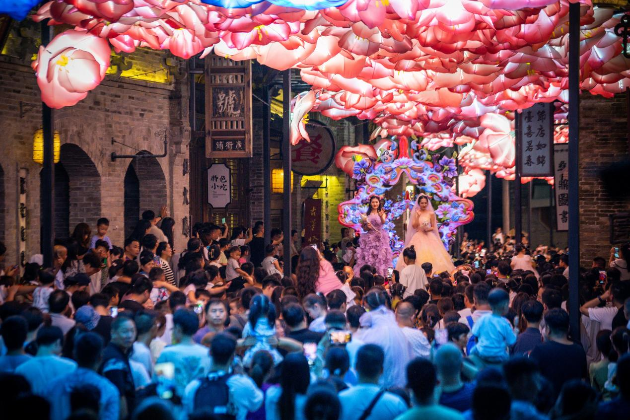 建業(yè)電影小鎮(zhèn)夜游再升級！“音樂周末”強勢開麥，七夕心動模式即將解鎖
