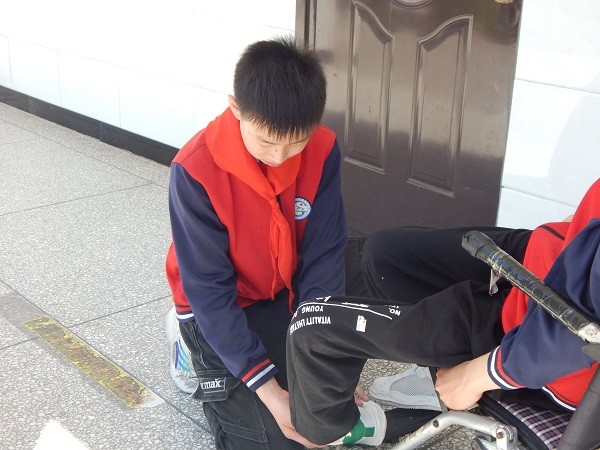 “新時(shí)代好少年”賀祉皓：同學(xué)有難就幫一把、扶一把 把愛心傳遞下去