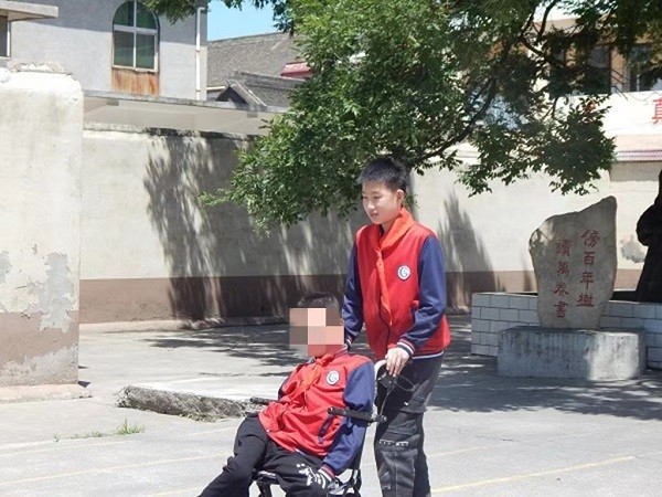 “新時(shí)代好少年”賀祉皓：同學(xué)有難就幫一把、扶一把 把愛心傳遞下去