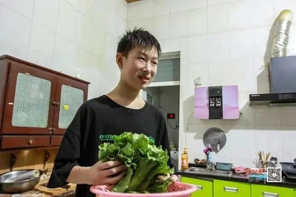 “新時(shí)代好少年”賀祉皓：同學(xué)有難就幫一把、扶一把 把愛心傳遞下去