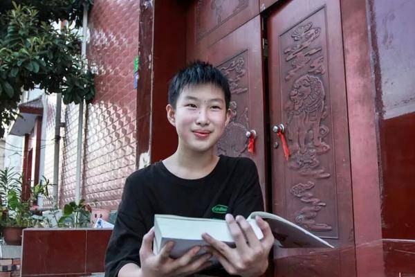 “新時(shí)代好少年”賀祉皓：同學(xué)有難就幫一把、扶一把 把愛心傳遞下去