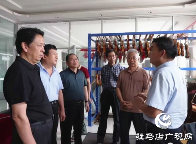 駐馬店市書畫研究院書畫家走進確山手工提琴制作協(xié)會采風(fēng)