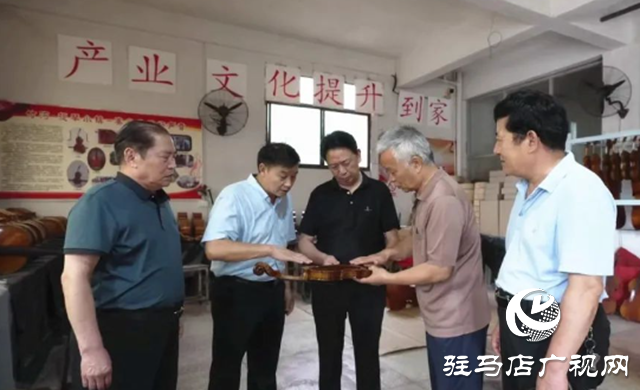 駐馬店市書畫研究院書畫家走進確山手工提琴制作協(xié)會采風(fēng)