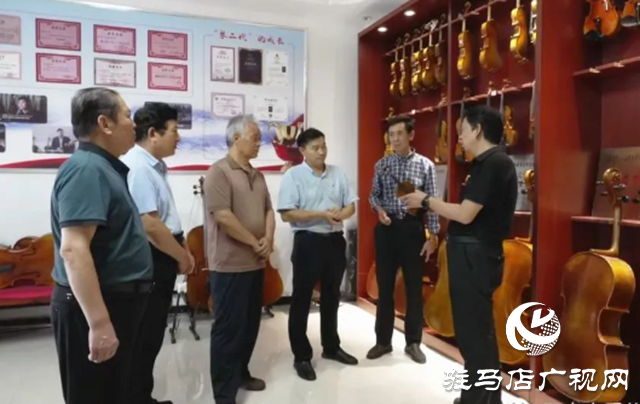 駐馬店市書畫研究院書畫家走進確山手工提琴制作協(xié)會采風(fēng)