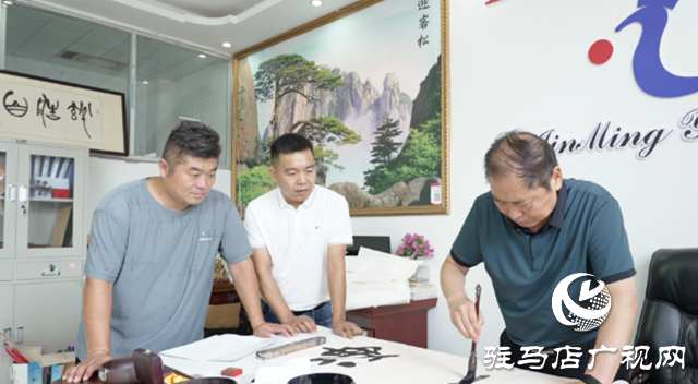 駐馬店市書畫研究院書畫家走進確山手工提琴制作協(xié)會采風(fēng)
