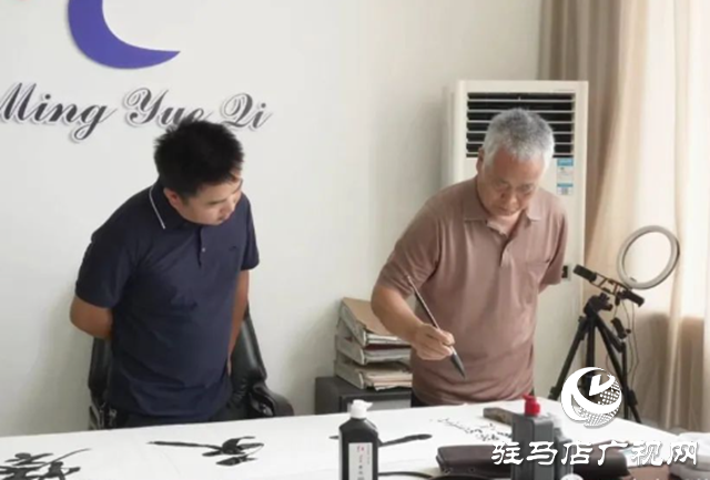 駐馬店市書畫研究院書畫家走進確山手工提琴制作協(xié)會采風(fēng)